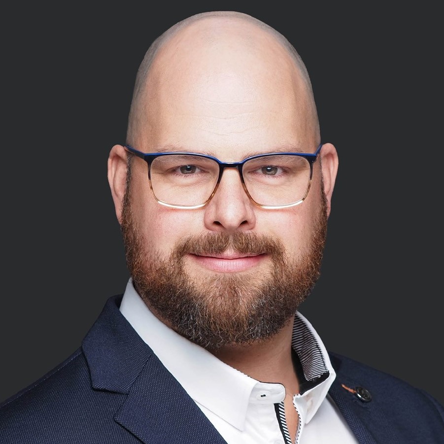 Evan Luke headshot.jpg